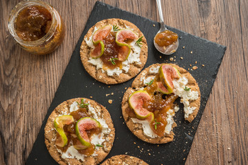 Multigrain crispread appetizer
