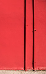 Pared roja con tuberías pintadas en rojo