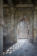 Obraz premium Some rays of sunshine pass through a door inside the Qutub Minar complex in New Delhi in India.