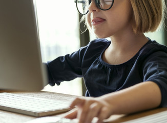 Little girl playing on a computer © Rawpixel.com