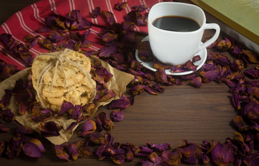 Obraz na płótnie Canvas Black coffee with cookies Milk Chocolate Macadamia on the rose floor placed on wooden boards, Blank space ,DSLR file