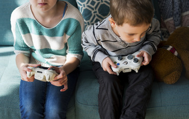 Brother Sister Playing Video Game © Rawpixel.com