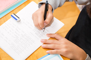 英語の問題を解く中学生