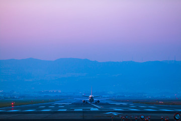 Obraz premium 飛行機 滑走路