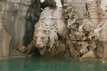 Fototapeta na wymiar Scultura di un leone nella fontana dei quattro fiumi a Piazza Navona, Roma