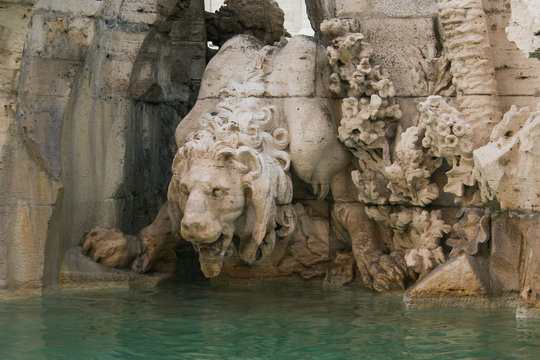 Scultura di un leone nella fontana dei quattro fiumi a Piazza Navona, Roma