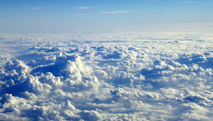 Luftaufnahme über dicken, weißen Wolken