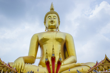 Obraz premium The big golden Buddha statue in Muang temple, Ang Thong, Thailand.