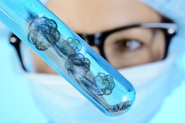 Wissenschaftler mit Stammzellen in Reagenzglas für Stammzellforschung