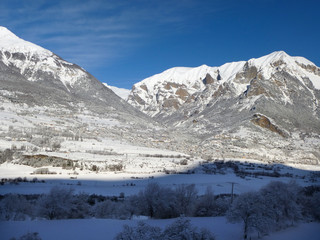 Fototapeta na wymiar Paysages de neige dans les Alpes - Embrun