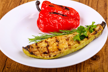 Grilled zucchini with pepper