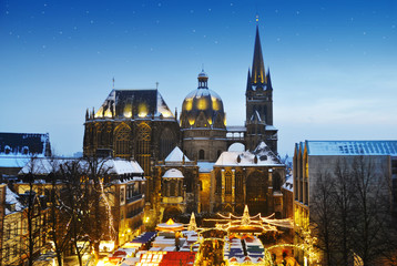 Weihnachtsmarkt in Aachen mit Dom