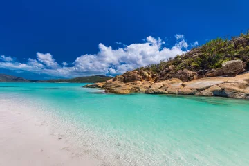 Photo sur Plexiglas Whitehaven Beach, île de Whitsundays, Australie Rochers sur Whitehaven Beach avec du sable blanc dans les îles Whitsunday, Queensland, Australie