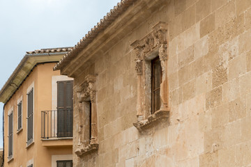 Fototapeta na wymiar Antiker Fensterrahmen einer Mediterranen Fassade