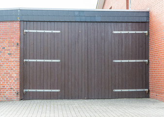 Großes Tor aus Holz einer Garage