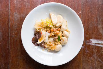 Instant noodle salad with seafood and vegetable