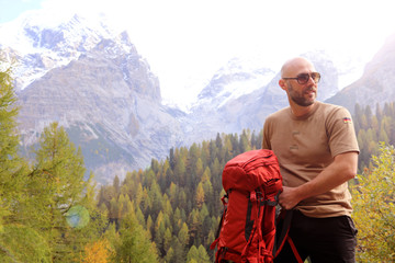 Berg Wanderer mit rotem Rucksack