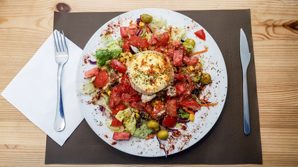 Ensalada mediterranea con queso de cabra