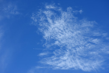 青空と飛行機雲「空想・雲のモンスター（消え始めるモンスターの口から飛び出す飛行機のイメージ）」飛び出す、危機一髪、脱出、成功、旅立ちなどのイメージ）