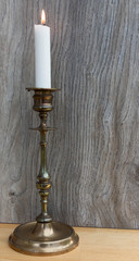 Antiker Kerzenhalter mit brennender Kerze
