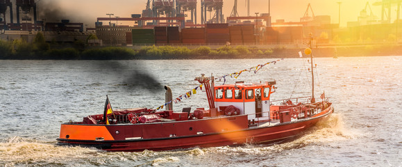 Feuerschiff im hamburger Hafen auf der Elbe Abgase
