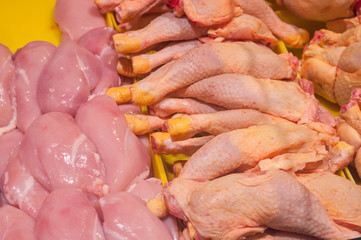 morceaux de poulet au marché