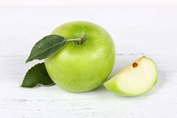 Apfel grün Obst Frucht Früchte auf Holzplatte