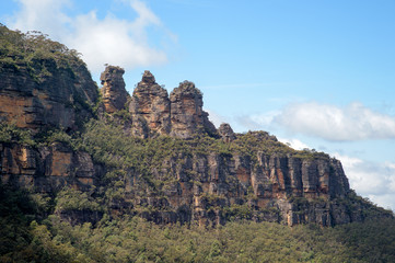 Fototapeta na wymiar The famous Three Sisters rock formation in the Blue Mountains National Park close to Sydney, Australia.