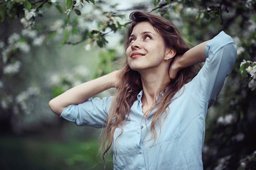 Naklejka premium woman spring apple flowers