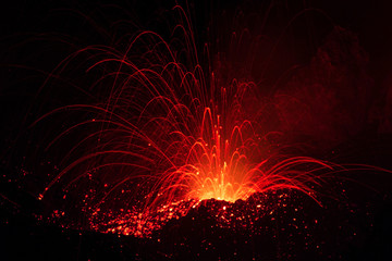 Stromboli in eruzione con schizzo  di lava incandescente