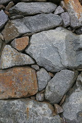 Stützmauer aus großen Steinen