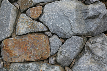 Stützmauer aus großen Steinen