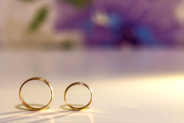 On the wedding rings a ray of warm light falls