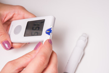 Measurement of glucose level at home by a personal glucometer, diagnosis of diabetes mellitus