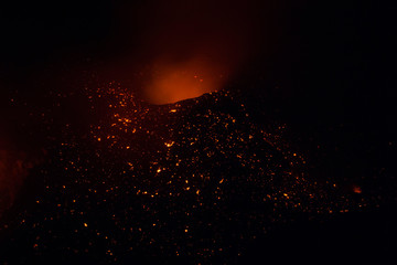 Cratere in attività del vulcano Stromboli