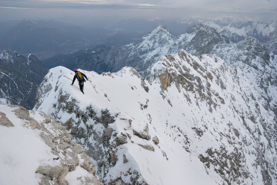 Bergsteiger klettert den Jubiläumsgrat im Winter im Schnee von der Zugspitze zur Alpspitze
