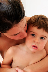 La mamma nella vasca che fa il bagnetto al figlio