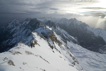 Bergsteiger klettert den Jubiläumsgrat im Winter bei Schnee von der Zugspitze zur Alpspitze