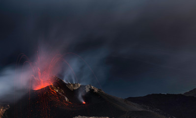 Vulcano Stromboli con fumo e mare sullo sfondo