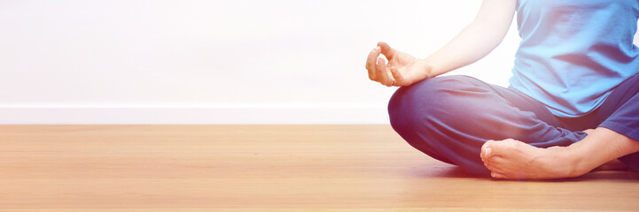 Frau bei Yoga, Meditation und Entspannung - Panorama für Banner oder Header mit Textfreiraum 