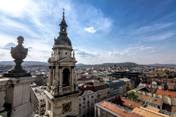 Fototapeta na wymiar Vue panoramique du haut de la Basilique Saint-Étienne de Pest à Budapest