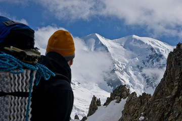 Fototapeta na wymiar Wanderer mit Rucksack schaut auf Berge, Blick zum Piz Palü Ostpfeiler