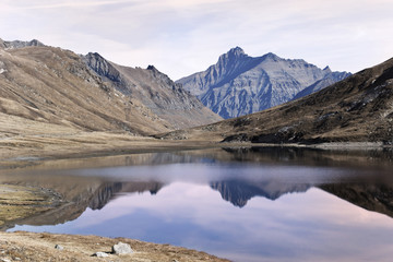 Fototapeta na wymiar La vetta della Grivola, si riflette nelle acque del lago del colle del Nivolet.