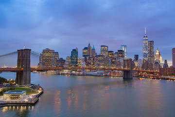 Fototapeta na wymiar Night view Manhattan and the Brooklyn bridge