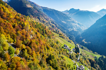 Obraz premium Val Tartano - Valtellina (IT) - Vista aerea panoramica autunnale