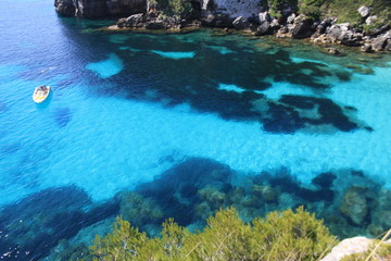 panorama marino acqua pulita azzurro limpido rocce
