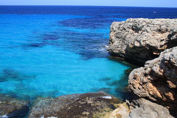Fototapeta na wymiar panorama mare azzurro scogli isola di minorca spagna