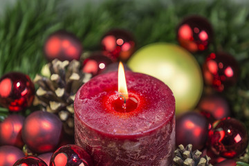 Adventskranz mit roter Kerze