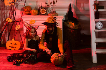 Obraz premium Father and daughter with Halloween decor. Halloween party concept