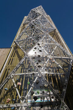 Outdoor Kletterwand an einem Turm